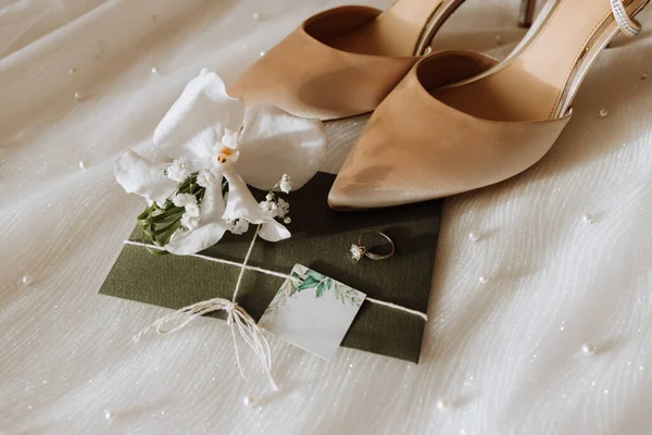 Αξεσουάρ Γάμου Ανοιχτά Χρώματα Παπούτσια Βέρα Και Γαμήλιο Μπουκέτο Πρόσκληση — Φωτογραφία Αρχείου