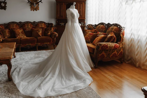 Abito Sposa Bianco Manichino Camera Con Stile Tedesco Dettagli Matrimonio — Foto Stock