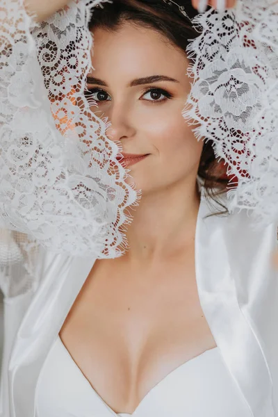 Die Braut Offener Robe Offener Büste Tolle Frisur Spitzenmantel Porträt — Stockfoto