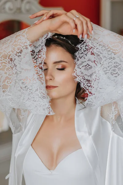 Die Braut Offener Robe Offener Büste Tolle Frisur Spitzenmantel Porträt — Stockfoto