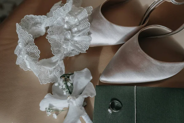 Αξεσουάρ Γάμου Ανοιχτά Χρώματα Παπούτσια Βέρα Και Γαμήλιο Μπουκέτο Πρόσκληση — Φωτογραφία Αρχείου