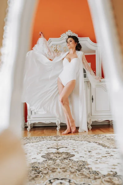 Große Braut Mit Nackten Schultern Offener Oberweite Einem Raum Neben — Stockfoto