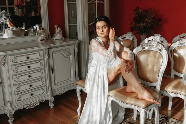 Sposa Una Vestaglia Gambe Nude Nella Stanza Vicino Allo Specchio — Foto Stock
