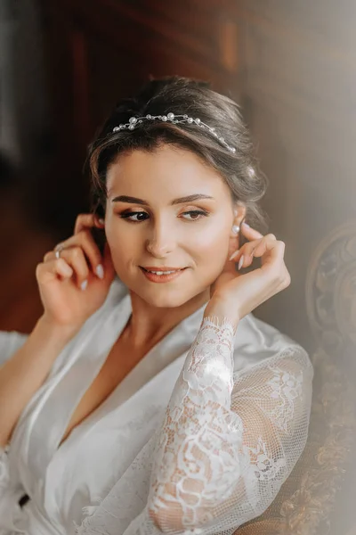 Krásná Nevěsta Retro Pohovce Županu Otevřenýma Nohama Foto Portrét Svatební — Stock fotografie