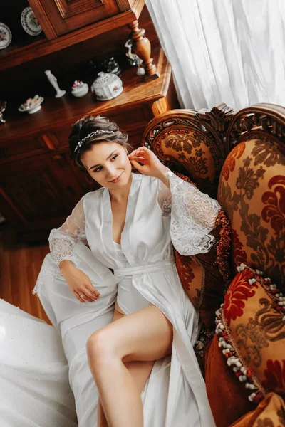 Schöne Braut Auf Einem Retro Sofa Einer Robe Mit Offenen — Stockfoto