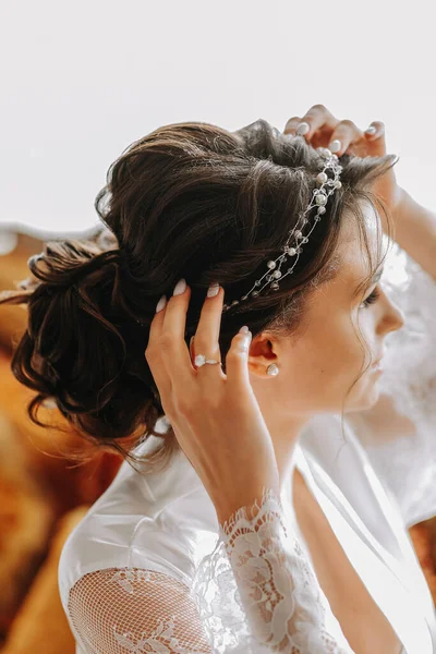 Портрет Красивой Девушки Свадебном Платье Подготовка Невесты Свадебной Церемонии Утренний — стоковое фото
