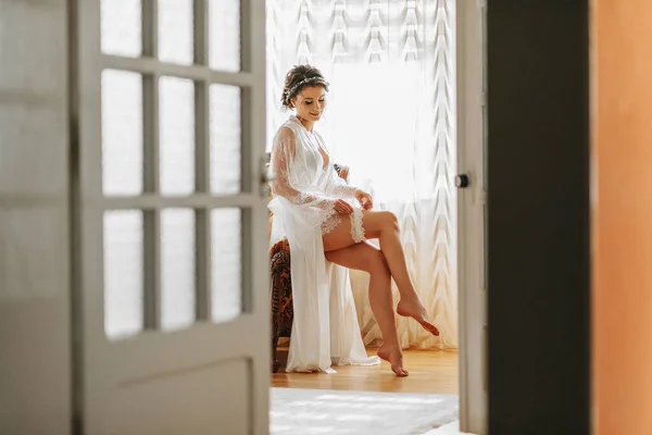 Красивая Невеста Комнате Ретро Диване Халате Открытыми Ногами Полная Фотография — стоковое фото