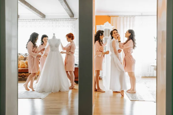 Namorada Noiva Prepara Noiva Para Dia Seu Casamento Namorada Noiva — Fotografia de Stock