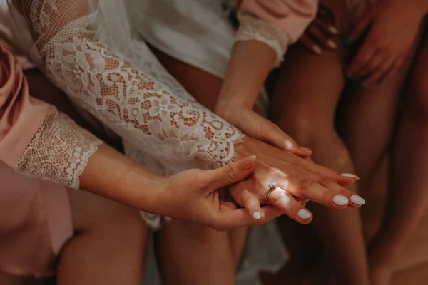 Koszorúslányok Csodálják Jegygyűrűt Menyasszony Ujján Menyasszony Mókás Barátai Lánybúcsút Ünnepelnek — Stock Fotó