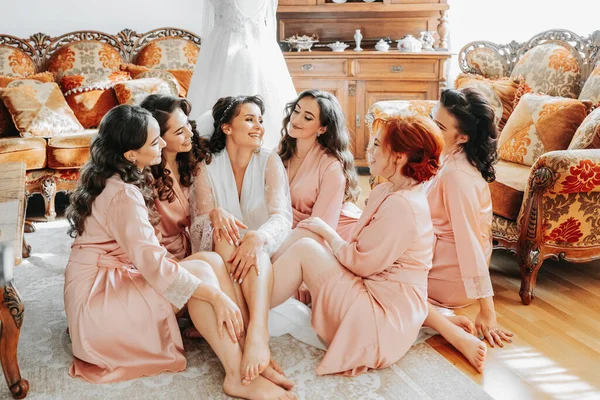 Damas Honor Olham Para Noiva Sorridente Noiva Seus Amigos Divertidos — Fotografia de Stock