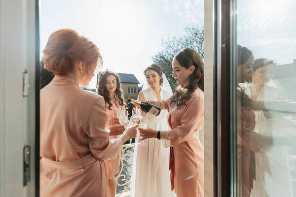 Молодые Подружки Невесты Веселятся Улыбаются Розовых Шелковых Одеждах Пьют Шампанское — стоковое фото