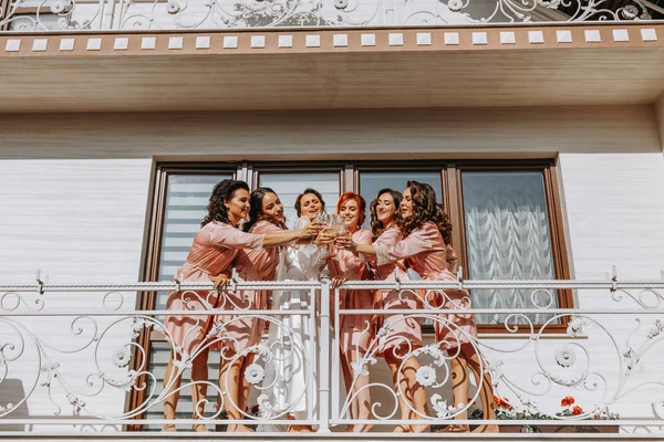 Молодые Подружки Невесты Веселятся Улыбаются Розовых Шелковых Одеждах Пьют Шампанское — стоковое фото