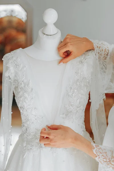 Hvid Brudekjole Mannequin Rummet Nærbillede Brudens Hånd Mannequinen Bryllupsdetaljer Moderne - Stock-foto