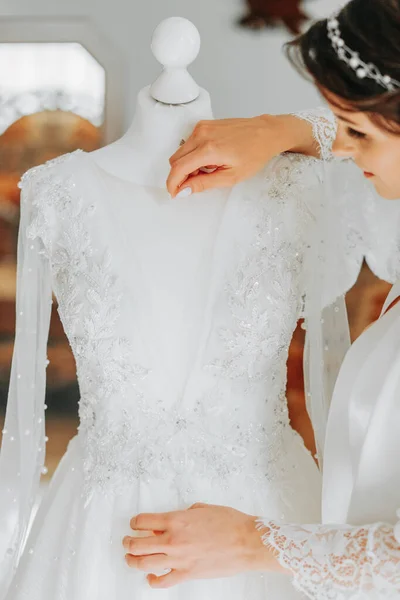 Weißes Hochzeitskleid Auf Einer Schaufensterpuppe Zimmer Nahaufnahme Der Hand Der — Stockfoto