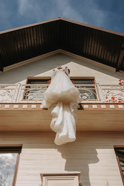 Біла Весільна Сукня Висить Балконних Перилах Широкий Знімок Будинку Спереду — стокове фото