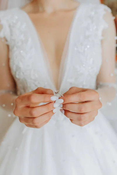 Hält Die Braut Weißen Kleid Einen Goldenen Ehering Der Hand — Stockfoto