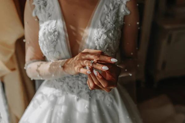 드레스를 신부는 자신의 손가락에 금반지를 끼우고 프랑스식 매니큐어 어깨를 예쁘네요 — 스톡 사진