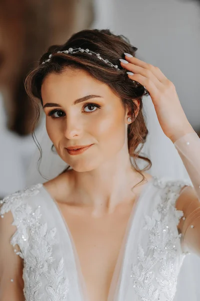 Beyaz Elbiseli Güzel Seksi Gelin Poz Veriyor Düğün Saçı Makyaj — Stok fotoğraf