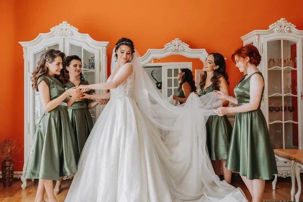Menikmati Persiapan Untuk Pernikahan Pengiring Pengantin Membantu Mempelai Wanita Untuk — Stok Foto