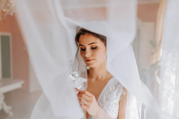 Брюнетка Наречена Білій Сукні Тримає Свій Весільний Букет Позує Французький — стокове фото