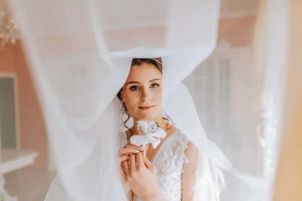 Une Mariée Brune Robe Blanche Tient Son Bouquet Mariage Pose — Photo