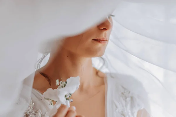 一个穿着白衣的黑发新娘摆出一副婚纱的样子 法国修指甲 张开肩膀漂亮的手长长的面纱新娘的早晨 — 图库照片