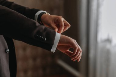 Ceket kollu bir adamın yakın çekimi onu düzeltir.