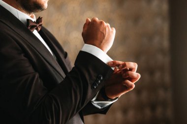 Ceket kollu bir adamın yakın çekimi onu düzeltir.