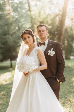 İnanılmaz gülümseyen bir düğün çifti. Güzel gelin ve şık damat..