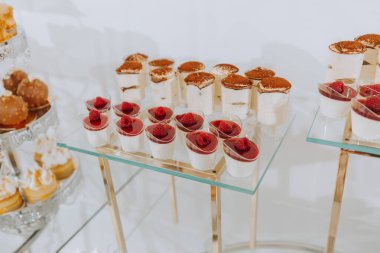 Bulanık arka plan karşı beyaz masada farklı tatlılar ile Şeker çubuğu