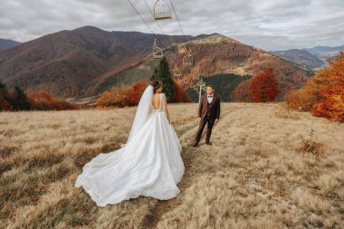 Bir dağın tepesinde genç bir adam. Işadamı. Damat. Damat. Hava