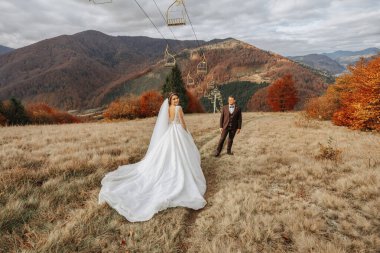 Bir dağın tepesinde genç bir adam. Işadamı. Damat. Damat. Hava