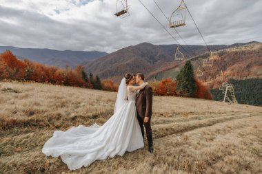 Bir dağın tepesinde genç bir adam. Işadamı. Damat. Damat. Hava