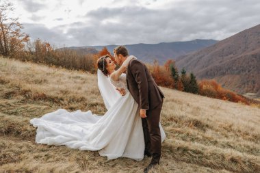 Bir dağın tepesinde genç bir adam. Işadamı. Damat. Damat. Hava