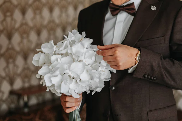 Der Bräutigam Braunem Sakko Und Weißem Hemd Mit Einem Blumenstrauß — Stockfoto