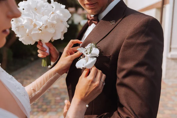 Menyasszony Ragaszkodik Dzsekihez Vőlegény Boutonniere Friss Virágok — Stock Fotó