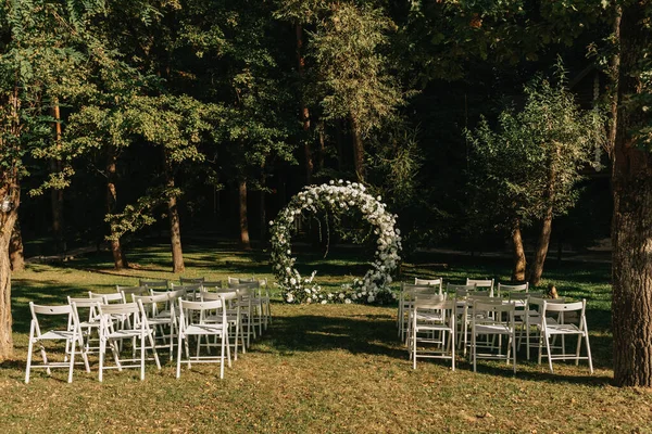 Svatební Obřad Lese Cesta Kulatému Oblouku Listím Zelení Zeleň Květiny — Stock fotografie