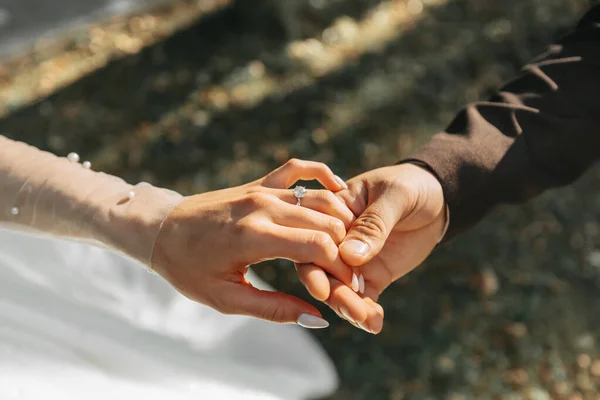 Lindo Casamento Luxo Close Das Mãos Noiva Noivo Noivo Segura — Fotografia de Stock