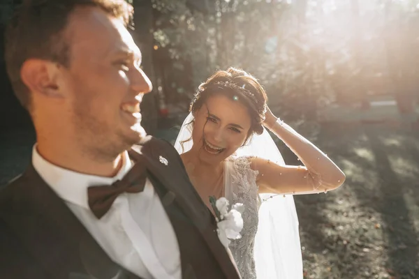 Jovem Noivo Bela Noiva Com Buquê Casamento Posando Passeio Casamento — Fotografia de Stock