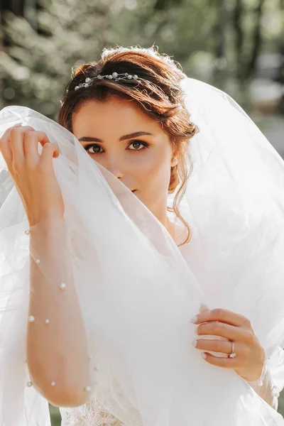 Портрет Красивої Нареченої Білій Весільній Сукні Сучасною Зачіскою Фатою Йде — стокове фото