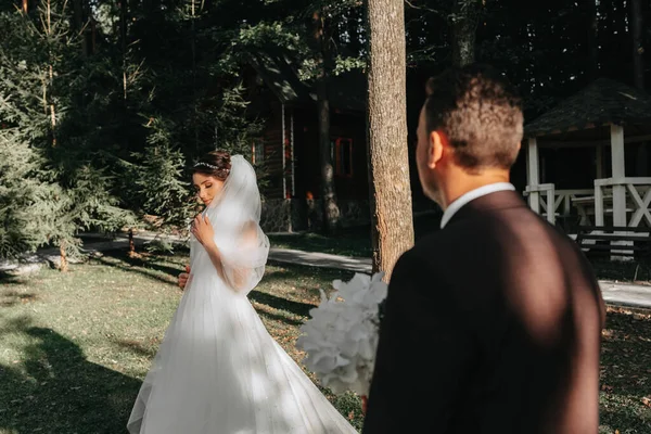 Schöne Braut Brautkleid Draußen Wald — Stockfoto