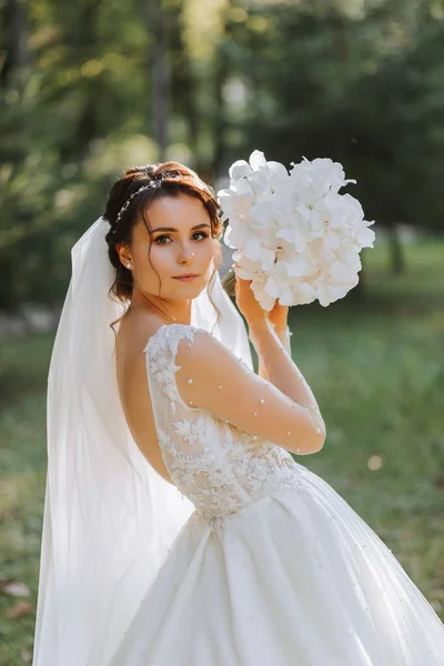 Eine Süße Braut Spitzenkleid Genießt Die Feiertage Und Steht Park — Stockfoto