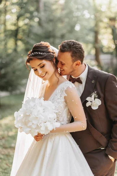 Geweldig Glimlachend Bruidspaar Een Mooie Bruid Een Stijlvolle Bruidegom Kus — Stockfoto