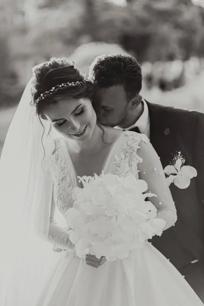 Csodálatos Mosolygó Házaspár Egy Gyönyörű Menyasszony Egy Elegáns Vőlegény Menyasszony — Stock Fotó