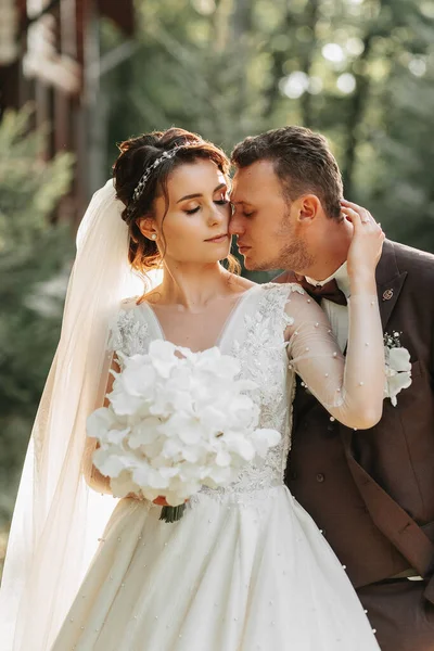 Удивительная Улыбающаяся Свадебная Пара Красивая Невеста Стильный Жених Поцелуй Жениха — стоковое фото
