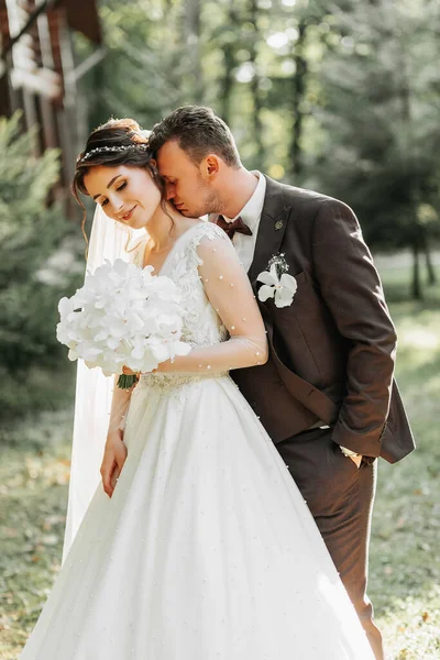 Casal Casamento Sorrindo Incrível Uma Noiva Bonita Noivo Elegante Beijo — Fotografia de Stock
