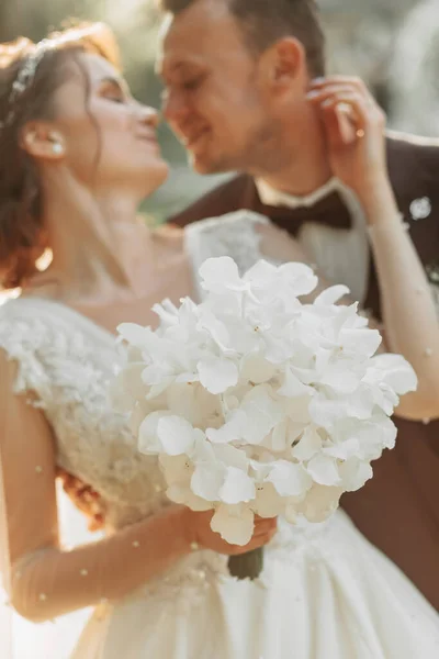 Дивовижна Усміхнена Весільна Пара Красива Наречена Стильний Наречений Поцілунок Нареченого — стокове фото