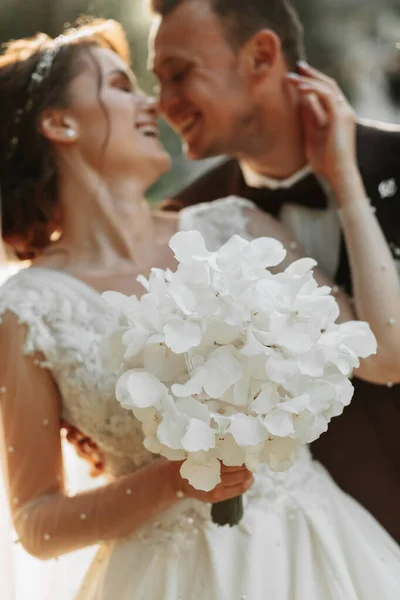 素晴らしい笑顔の結婚式のカップル 美しい花嫁とスタイリッシュな新郎 花嫁と新郎のキス — ストック写真