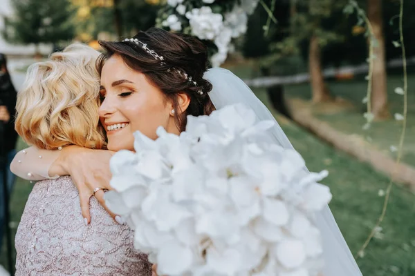 Düğün Sonbahar Seremonisinde Güzel Bir Çift Yuvarlak Kemer Beyaz Çiçeklerle — Stok fotoğraf