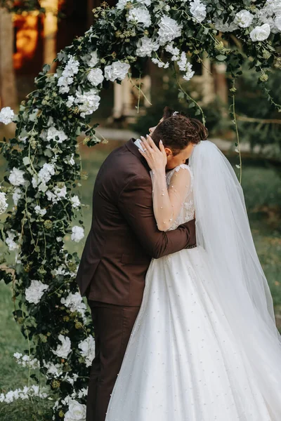 Gyönyörű Házaspár Őszi Esküvőn Kerek Boltívet Fehér Virágok Díszítik — Stock Fotó